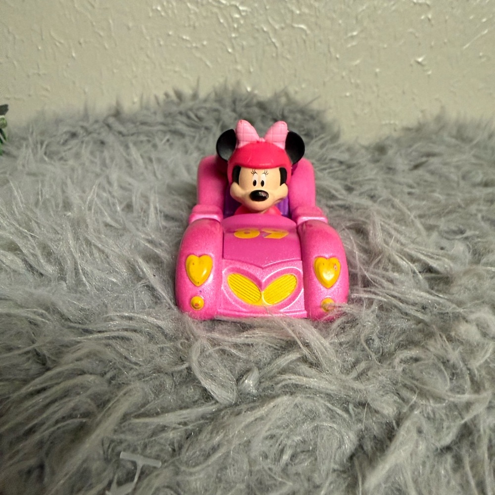 Disney Pink Minnie Mouse die cast Heart-Accent Ride-On Car